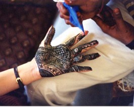 Chinky-Henna-01 Applying Mehndi on the bride's hands