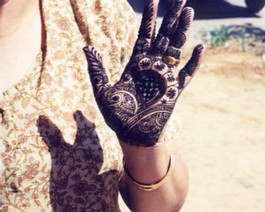 Mami-Henna I asked the bride's mom to pose for this picture. She gladly obliged.