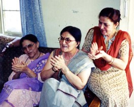 Singin-Sisters During the henna ceremony, songs are sung by the bride's aunts.