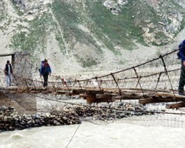 ChumikMarpo-Bridge-Crossing